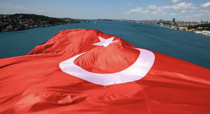 15 Temmuz Şehitler Köprüsü’ne dev Türk bayrağı asıldı