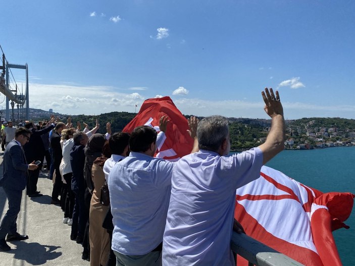 15 Temmuz Şehitler Köprüsü’ne dev Türk bayrağı asıldı