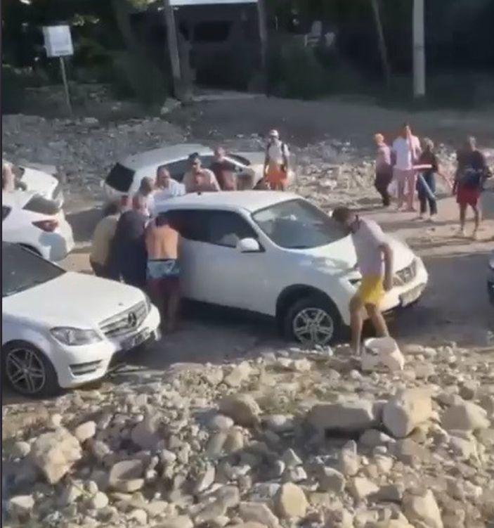 Antalya'da tatilciler şoförü bulamayınca aracı el birliğiyle kaldırdı