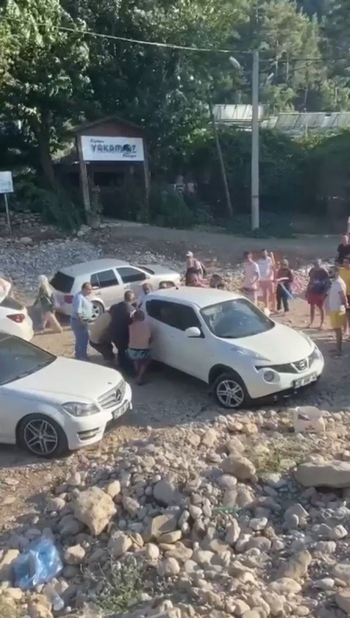 Antalya'da tatilciler şoförü bulamayınca aracı el birliğiyle kaldırdı