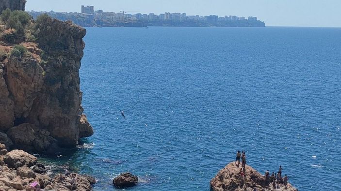Antalya'da falezlerden atlayan genç: Atlamazsan adam değilsin dediler