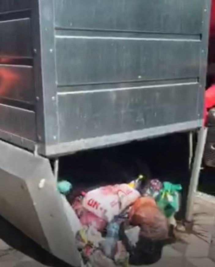 Gaziantep'te çöp konteynerine düşen kağıt toplayıcısını belediye ekipleri kurtardı