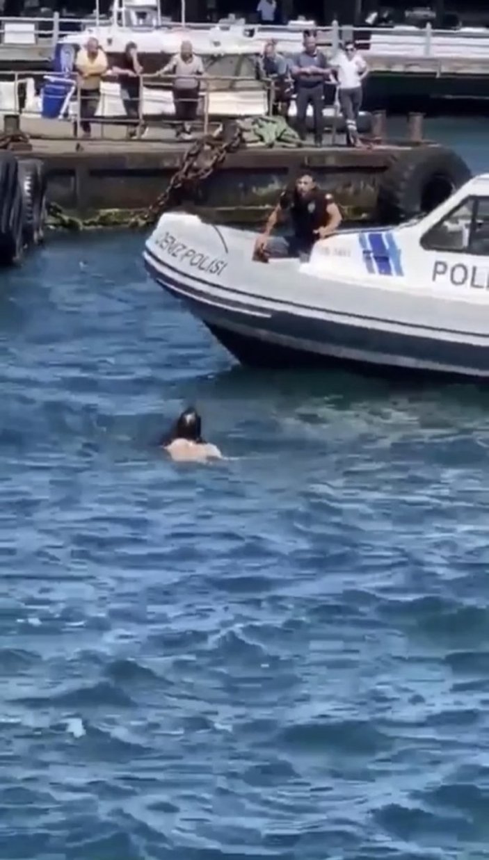 Haliç'te yüzen adam, can simidi atan polisten 'imdat' diye kaçtı