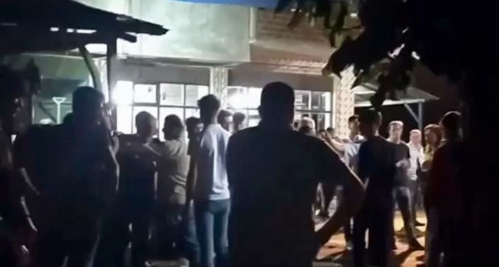 Sakarya'daki asker eğlencesinde ayağa basma kavgası