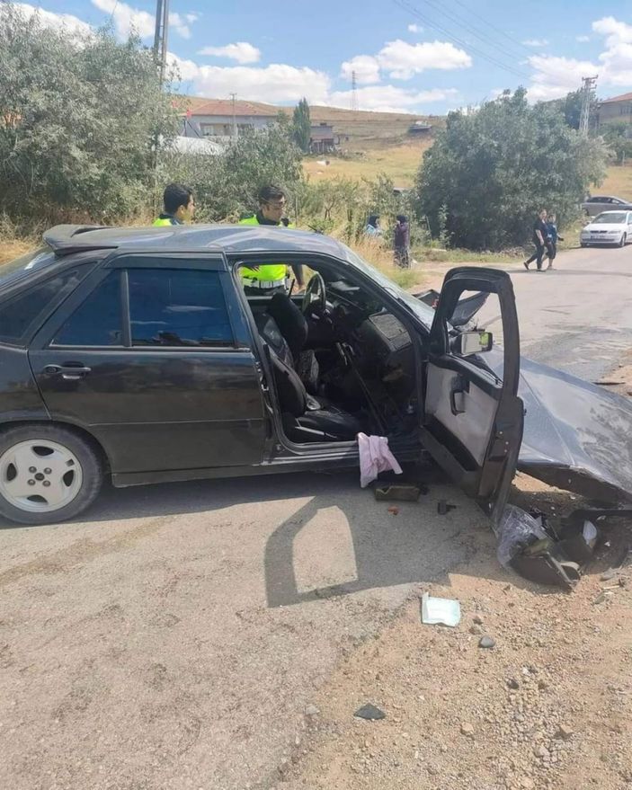 Kırıkkale'de iki araç kafa kafaya çarpıştı