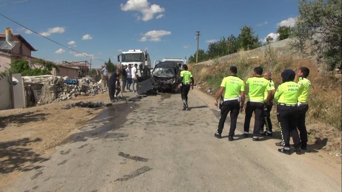 Kırıkkale'de iki araç kafa kafaya çarpıştı