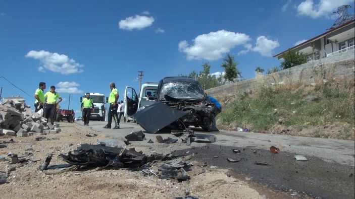 Kırıkkale'de iki araç kafa kafaya çarpıştı