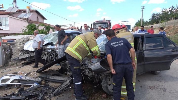 Kırıkkale'de iki araç kafa kafaya çarpıştı