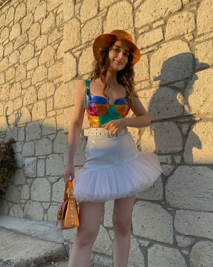 Survivor sunucusu Semih Öztürk'ün eşi Kurretülayn Matur minileriyle nefes kesti! 'Ateş gibisin'