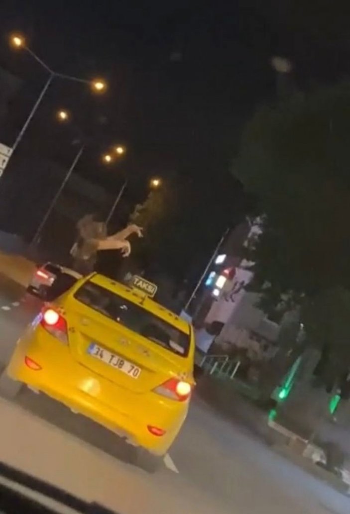 Kadıköy'de taksinin camından sarkarak dans etti