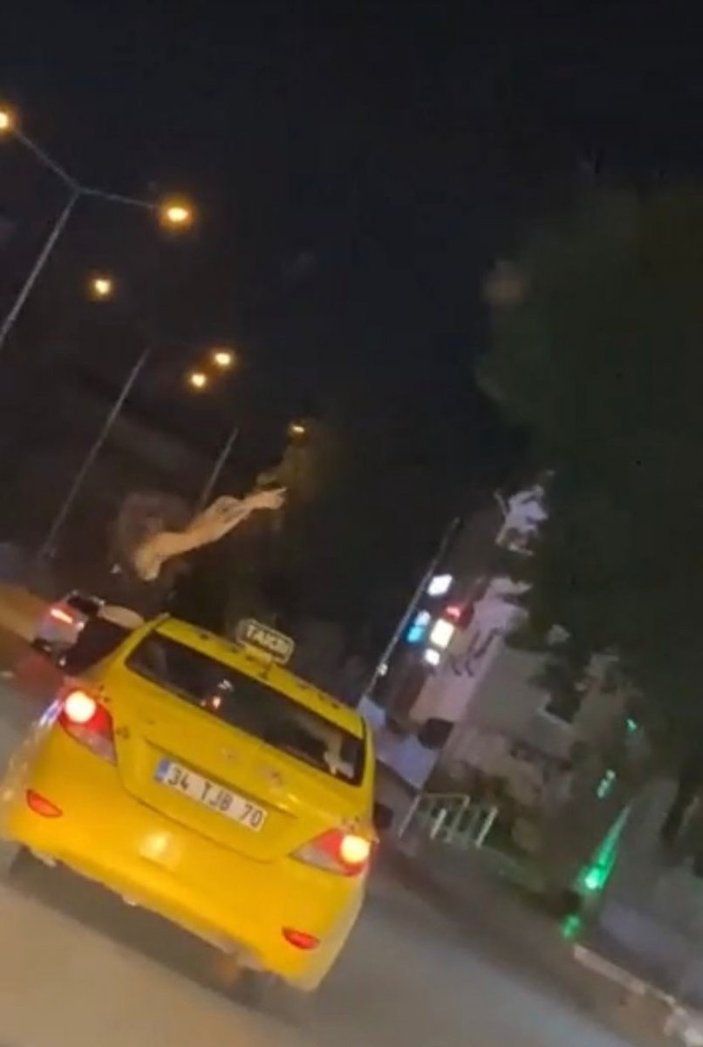 Kadıköy'de taksinin camından sarkarak dans etti