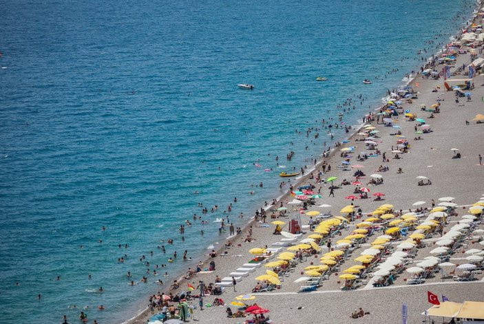Antalya'da tesisler ve sahiller dolu