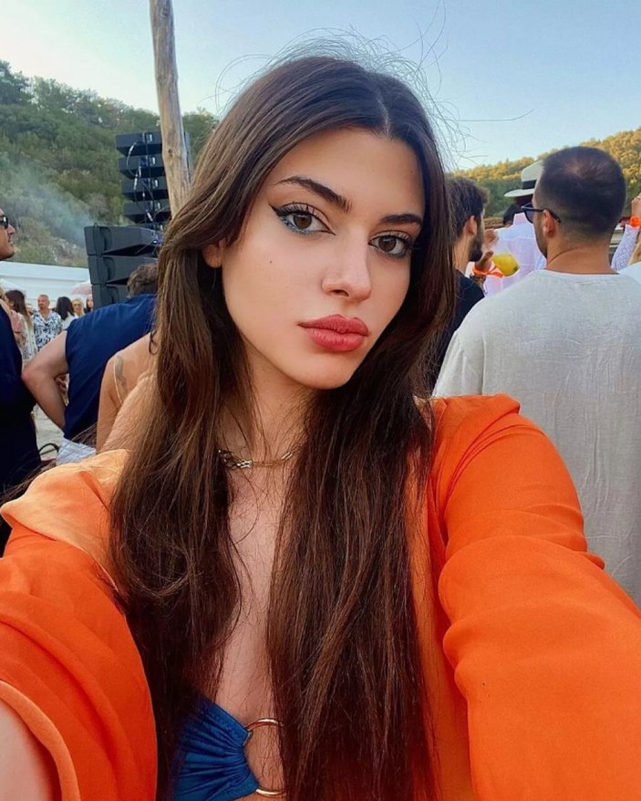 Defne Samyeli'nin küçük kızı Derin'den bikini şov! Olay yaratan pozlara tepki... 'Annen nerede?'