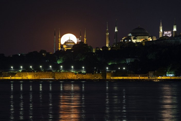 İstanbul'da büyüleyen dolunay görüntüleri