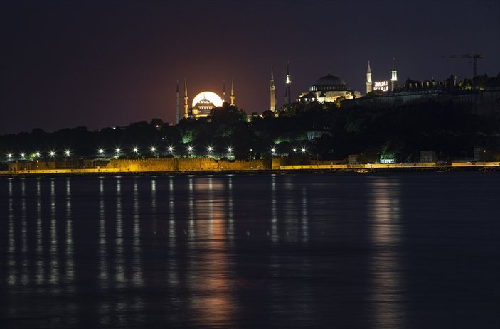 İstanbul'da büyüleyen dolunay görüntüleri