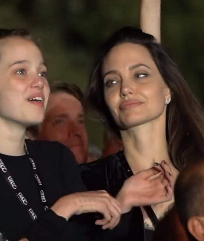 Angelina Jolie, kızı Shiloh ile konserde