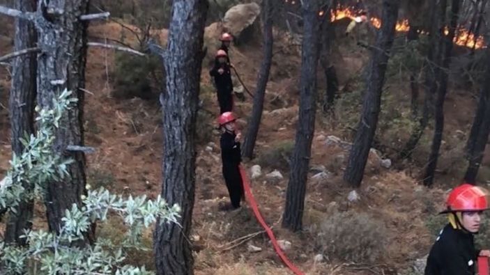 Mehmetçik, Datça’daki yangını söndürme çalışmalarına destek sağlıyor