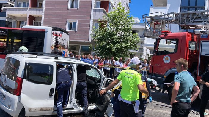 Samsun'da hafif ticari araç, otobüse arkadan çarptı: 2 ölü, 3 yaralı
