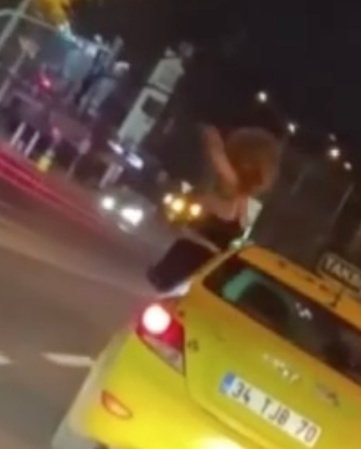 Kadıköy'de taksi camında dans eden kadına ve şoföre ceza