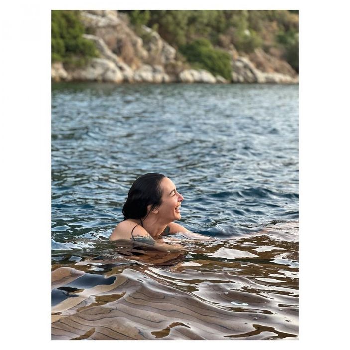 Birce Akalay denize girdi, duru güzelliği akılları baştan aldı! 'Ne olur ıslak ıslak bakma öyle'