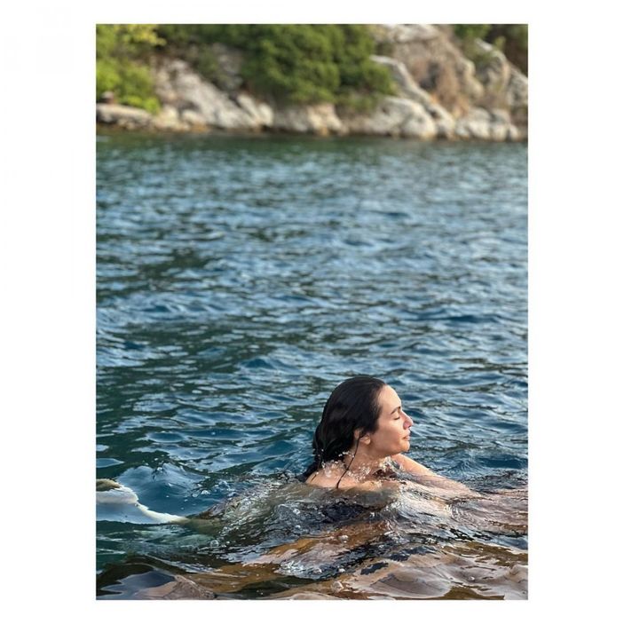 Birce Akalay denize girdi, duru güzelliği akılları baştan aldı! 'Ne olur ıslak ıslak bakma öyle'