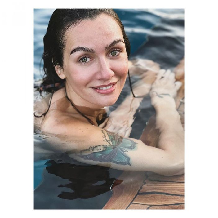 Birce Akalay denize girdi, duru güzelliği akılları baştan aldı! 'Ne olur ıslak ıslak bakma öyle'