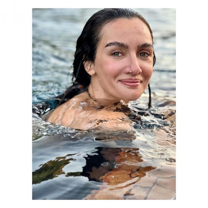 Birce Akalay denize girdi, duru güzelliği akılları baştan aldı! 'Ne olur ıslak ıslak bakma öyle'