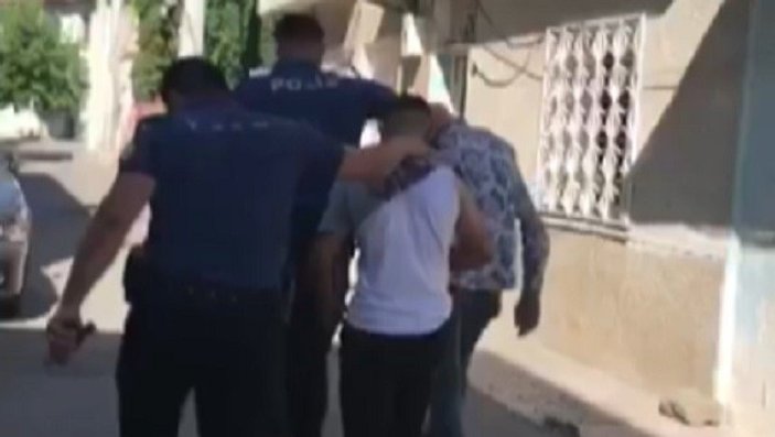 İzmir'de balkonda yakalanan hırsızların ev sahibine yalvarış anları