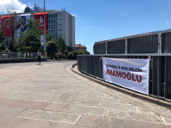 Ekrem İmamoğlu'na pankartlı tatil protestosu