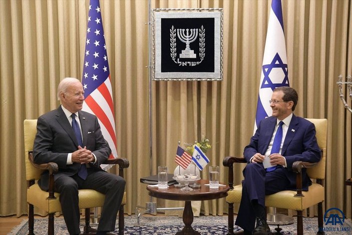 İsrail Cumhurbaşkanı Herzog'la tokalaşan Joe Biden, boşluğu da es geçmedi