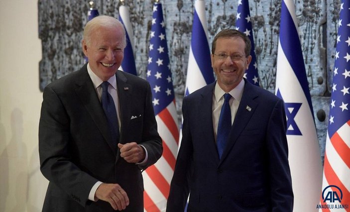 İsrail Cumhurbaşkanı Herzog'la tokalaşan Joe Biden, boşluğu da es geçmedi