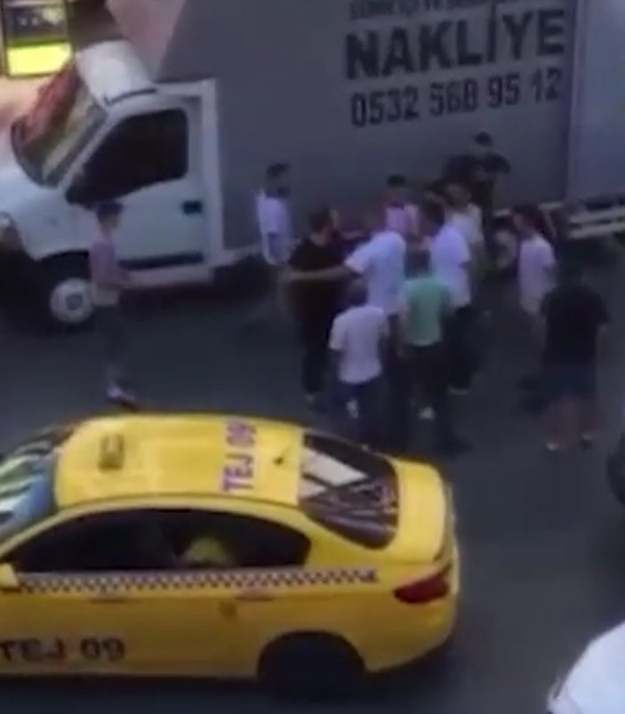 Esenyurt’ta, taksi şoförü yolcuyu tekme tokat dövdü