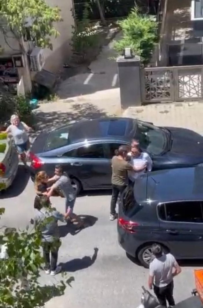 Maltepe kadın ve erkek sürücü arasında yol verme kavgası kamerada