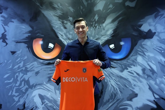 Mesut Özil, Başakşehir'e imzayı attı