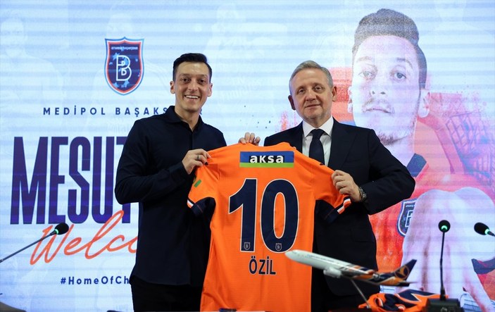 Mesut Özil, Başakşehir'e imzayı attı