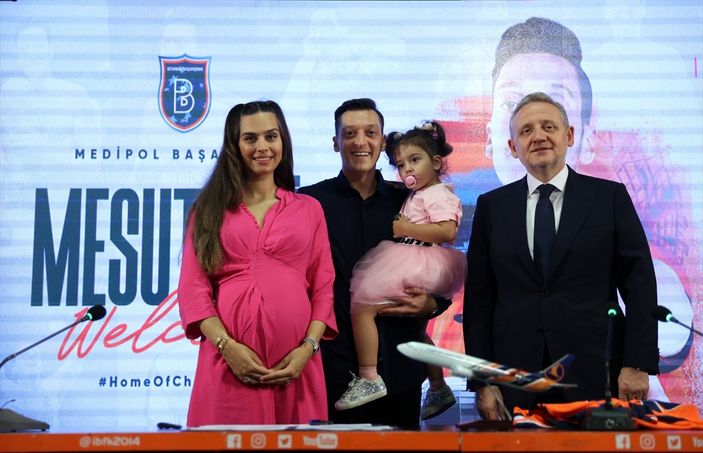 a Mesut Özil, Başakşehir'e imzayı attı