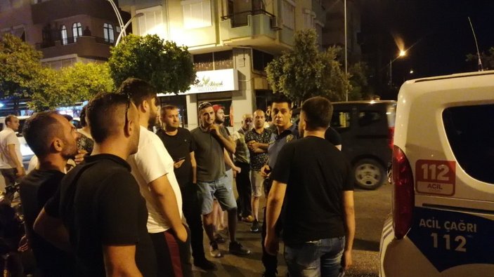 Antalya’da kızların arkasından video çeken şahıs, dövülüp polise verildi