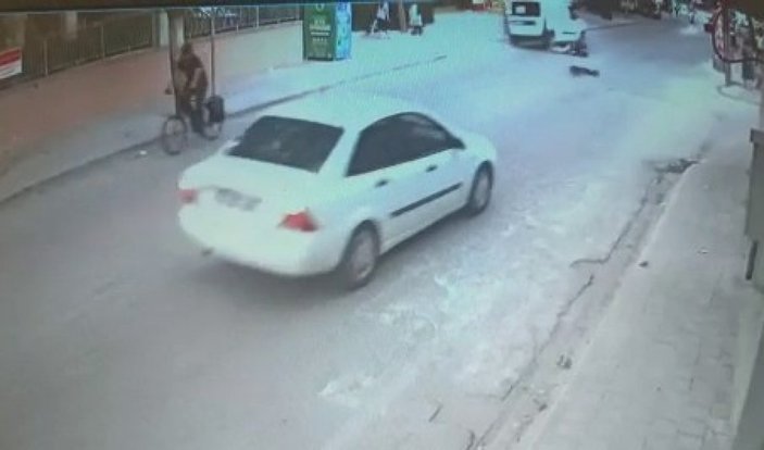 Adana'da scooterli kıza ters yönde giden araç çarptı