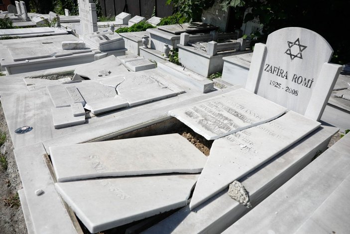 Beyoğlu’nda, Yahudi mezarlığına saldırı