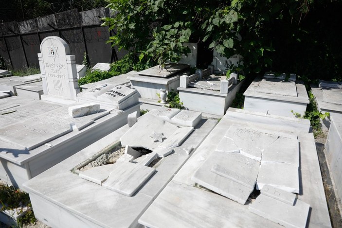 Beyoğlu’nda, Yahudi mezarlığına saldırı