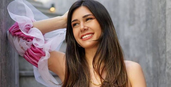 Fenomen Sibil Çetinkaya tesettüre girdi, gören dumur oldu! 'Göğüs dekoltesinden nereye..'