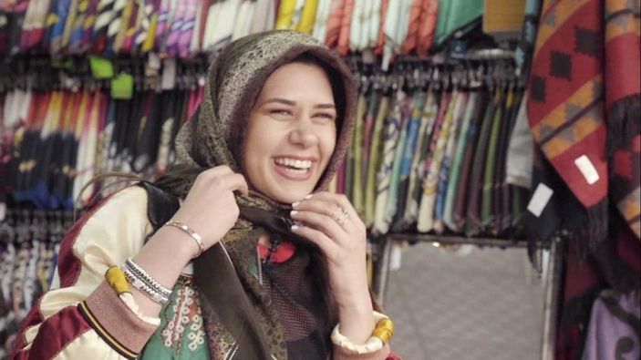 Fenomen Sibil Çetinkaya tesettüre girdi, gören dumur oldu! 'Göğüs dekoltesinden nereye..'