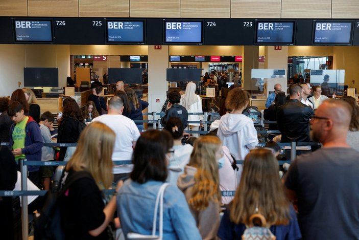 Almanya personel eksikliği nedeniyle uçuş sayısını azaltıyor