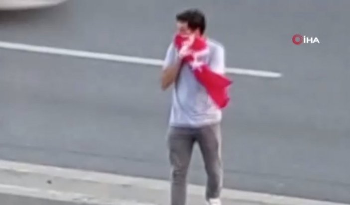 Esenyurt'ta bir kişi araçtan düşen Türk bayrağı için canını hiçe saydı