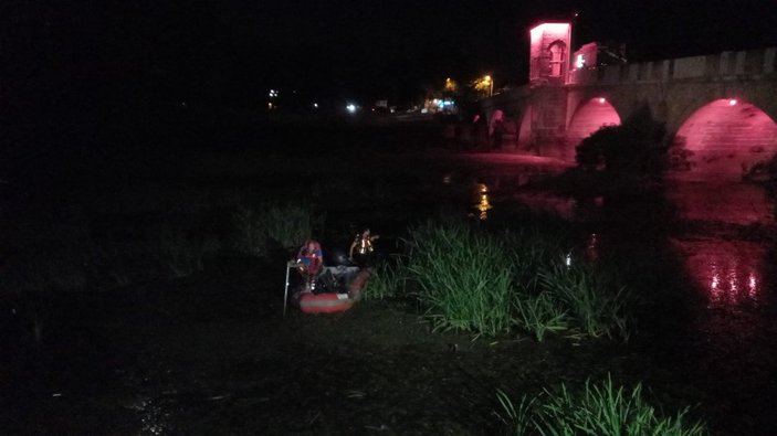 Edirne’de bir genç köprüden nehre düştü