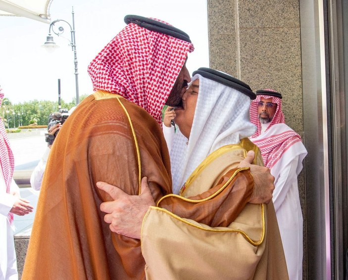 Prens Selman, Bahreyn Prensi İsa Al Halife'yi burnundan öptü