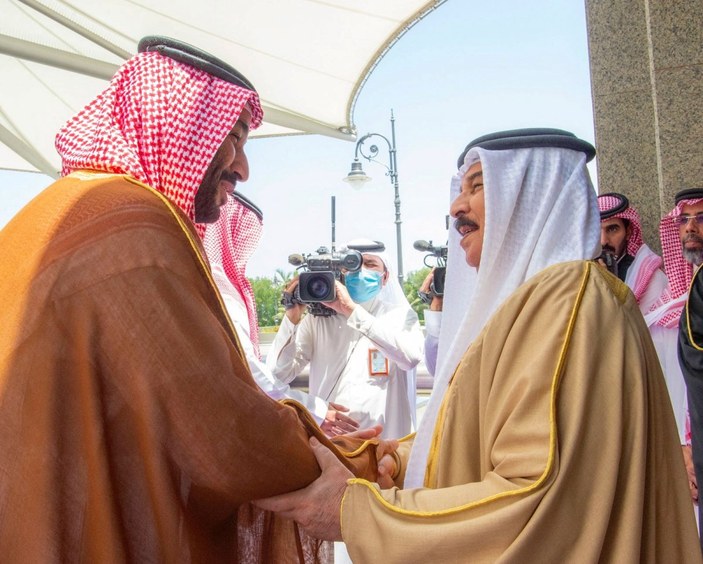 Prens Selman, Bahreyn Prensi İsa Al Halife'yi burnundan öptü