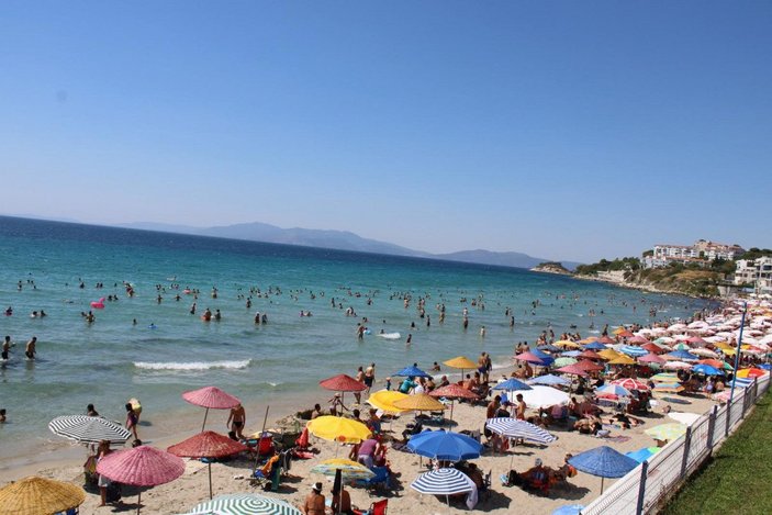 Kuşadası'nda gündüz plajlar, akşam yollar doldu