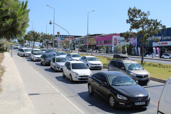 Kuşadası'nda gündüz plajlar, akşam yollar doldu