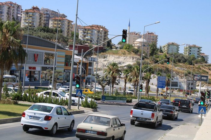 Kuşadası'nda gündüz plajlar, akşam yollar doldu